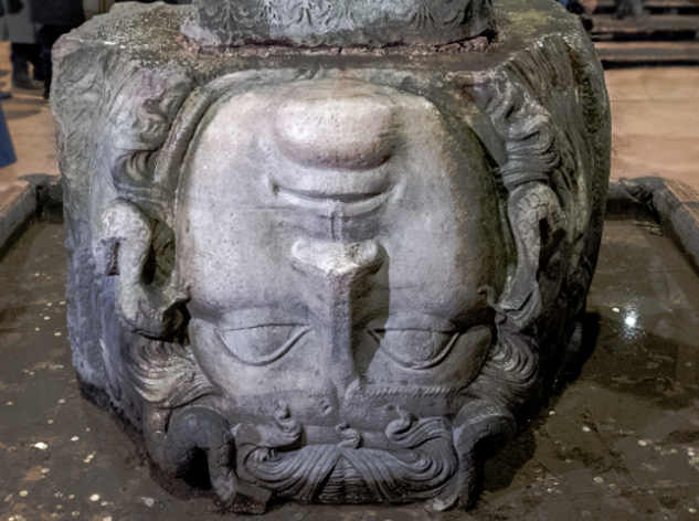 La testa rovesciata della Medusa nella Cisterna Basilica di Istanbul