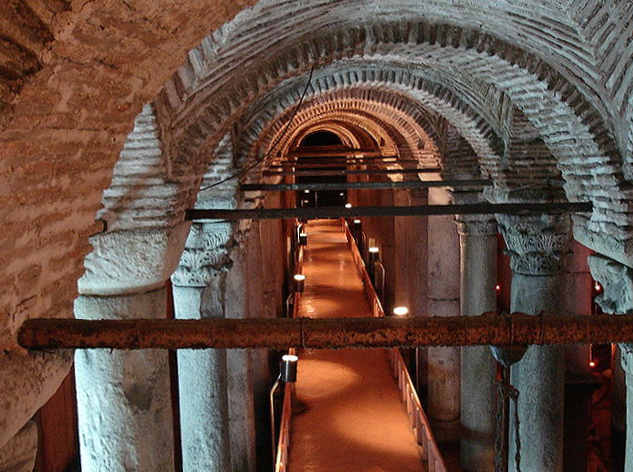 Istanbul,﻿ Cisterna Basilica o Yerebatan Sarayı (palazzo sommerso)