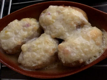 Patate al forno con pancetta, pecorino e caciocavallo