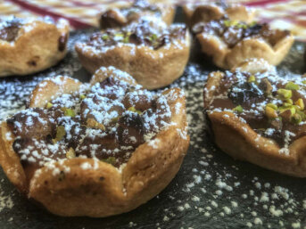 Tartellette dolci di frolla ripiene con mele fichi e mandorle