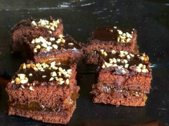 Torta al cioccolato con marmellata di arance e granella di nocciole