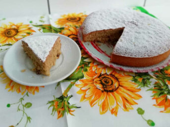 Torta soffice senza burro con zucchero di canna e uva passa
