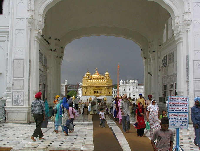 Ingresso al Tempio d'oro di Amritsar