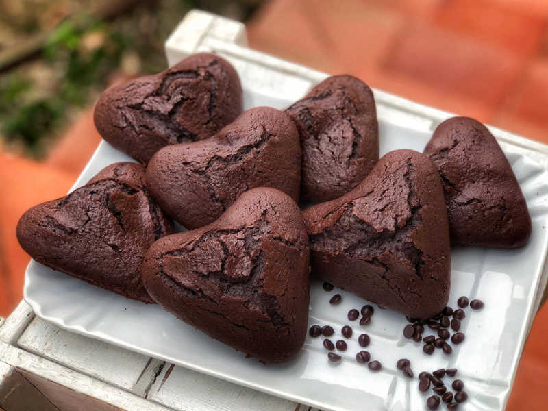 Muffin a forma di cuore con cioccolato al caffè e cuore morbido