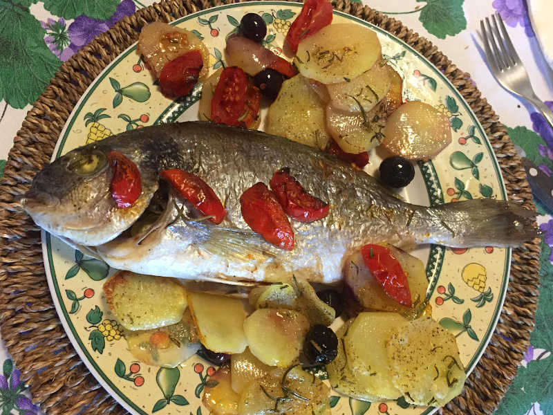 Orata al forno con patate, pomodori e olive dolci