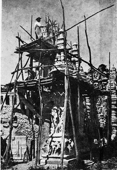 Joseph Ferdinand Cheval mentre costruisce il suo Palazzo Ideale