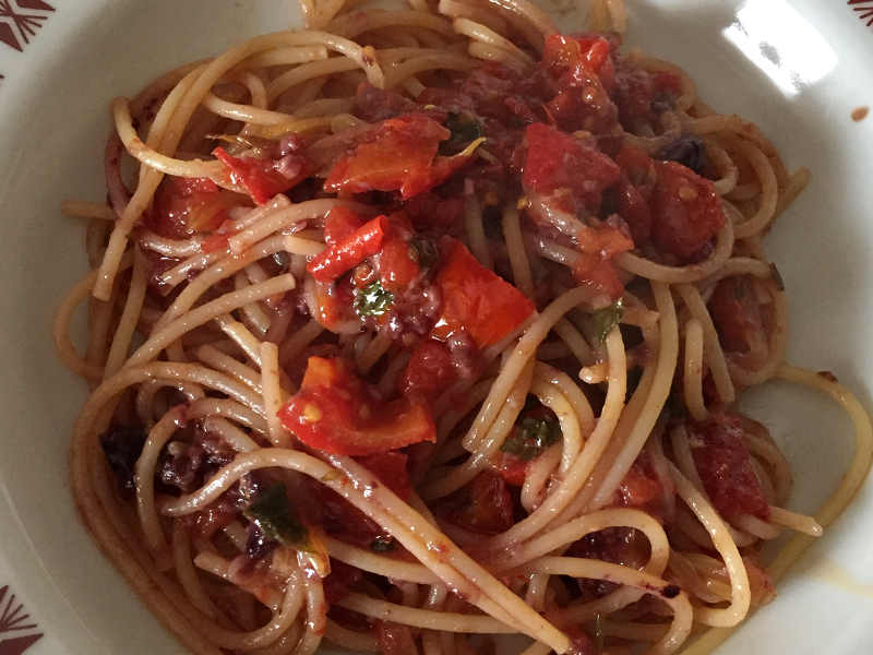 Spaghetti senza glutine con paté olive dolci e pomodorini
