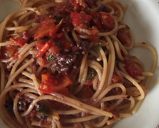 Ricetta dei Spaghetti senza glutine con paté olive dolci e pomodorini