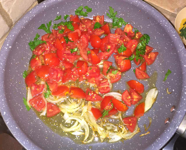 Preparazione dei Spaghetti senza glutine con paté olive dolci e pomodorini