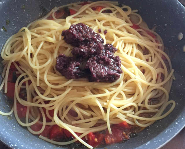 Preparazione dei Spaghetti senza glutine con paté olive dolci e pomodorini 2