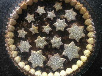 Crostata di Natale con frutta secca e confettura di fichi