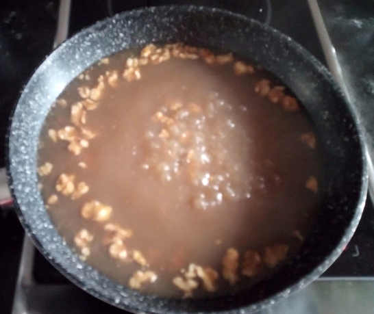 Cottura dei gherigli per la pasta con le noci latte e brie