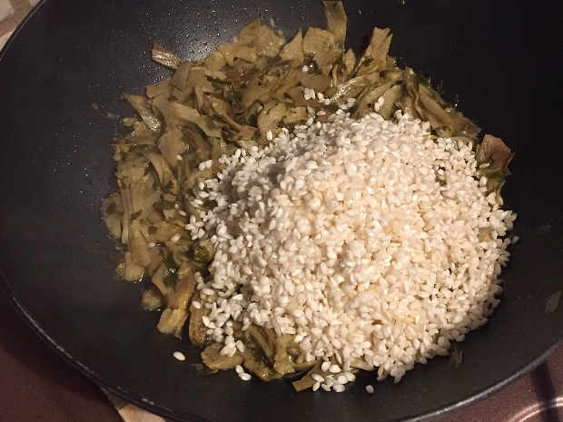 Preparazione del Risotto ai 5 carciofi ricetta facile: aggiunta del riso