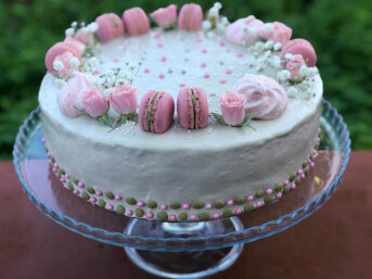 Torta con glassa al cioccolato bianco e pistacchio