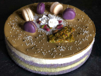 Torta di compleanno color lavanda con crema di ricotta