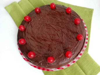 Torta semplice farcita con marmellata di arance