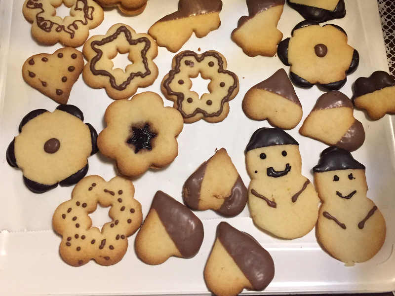 Biscotti di Natale senza glutine al burro decorati con cioccolato