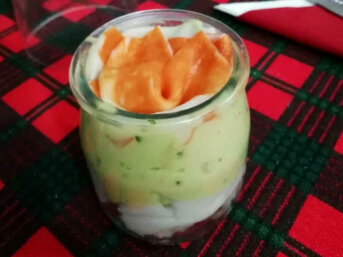 Antipasto con avocado gamberetti e polpa di granchio