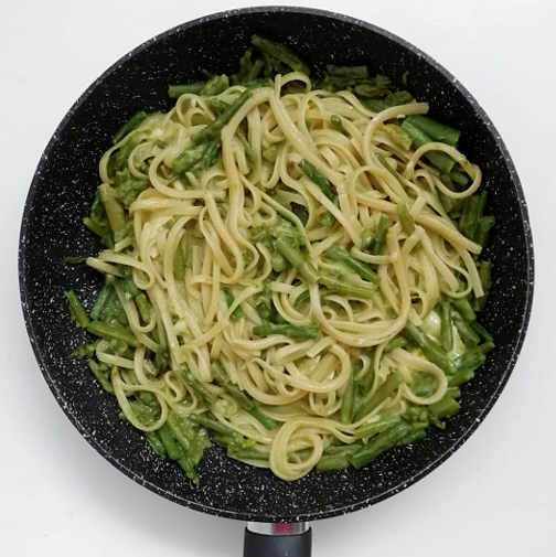 Pasta con asparagi (congelati) ricetta semplice e veloce.