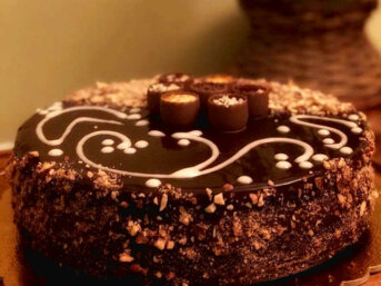 Torta Soffice al Cioccolato con Crema senza uova e Granella di nocciole