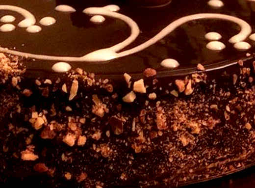 Preparazione della Torta Soffice al Cioccolato e Granella di nocciole
