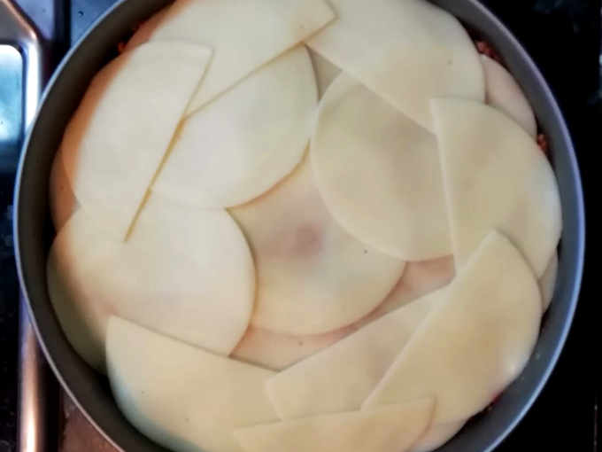 Preparazione torta di patate al ragù