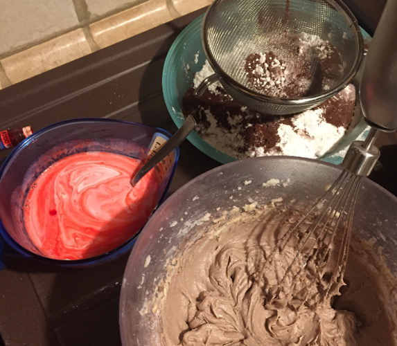 Preparazione Red Velvet Cupcake senza glutine con frosting 4