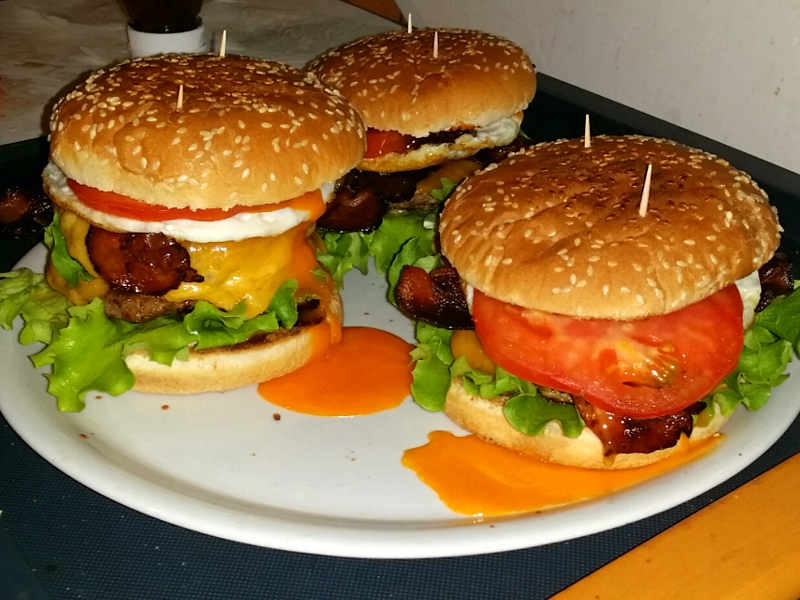 3 Doppio Cheesburger con Uovo e Bacon ricetta gustosa