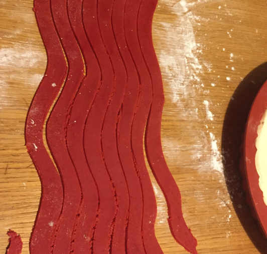 Preparazione Crostata Red Velvet con Ricotta e Mascarpone strisce