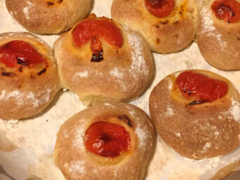 Panini di Semola Rimacinata con Pomodoro e Olio ricetta fatti in casa