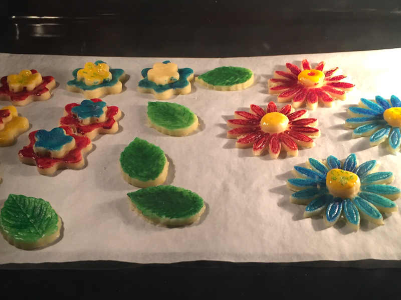 Biscotti di pasta frolla colorati senza glutine