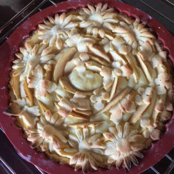 crostata-di-ricotta-mele-e-mandorle-senza-glutine-con-fiori-e-farfalle