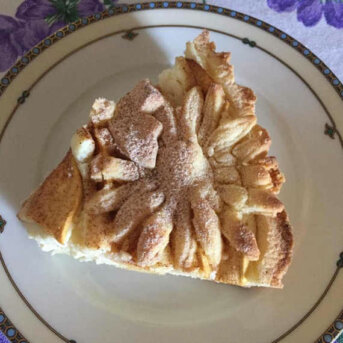 crostata-di-ricotta-mele-e-mandorle-senza-glutine-con-fiori-e-farfalle
