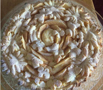 Crostata di Ricotta Mele e Mandorle senza Glutine con Fiori e Farfalle
