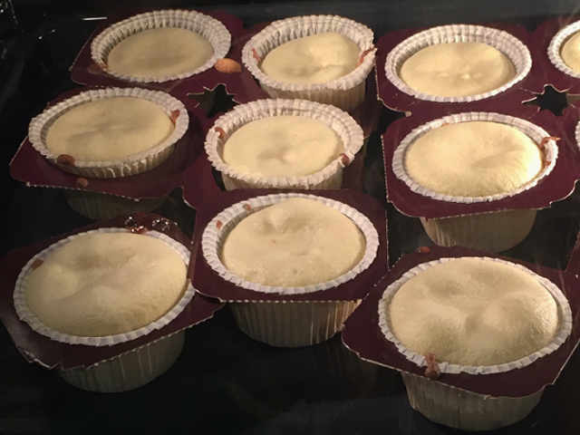 Preparazione dei Muffin Senza Burro e Senza glutine morbidissimi con confettura di ciliegie