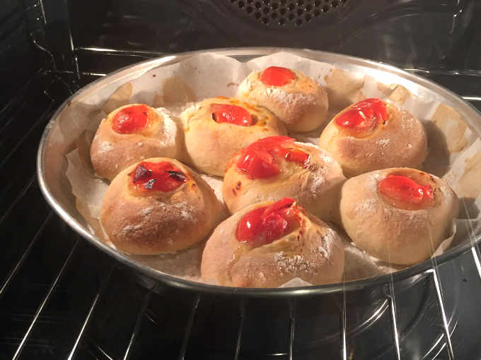Panini di Semola Rimacinata con Pomodoro e Olio ricetta fatti in casa in forno