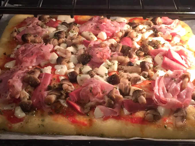 Preparazione della Pizza francesina ricetta fatta in casa in forno
