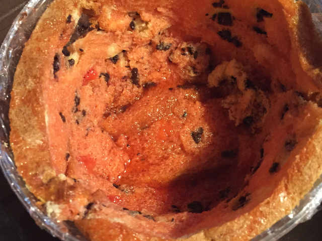 Preparazione dello Zuccotto di Pandoro senza glutine con crema di ricotta panna e fragole 2 con bagna