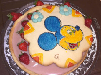 Crostata artistica Topolino con ganache al cioccolato bianco e fragole senza glutine