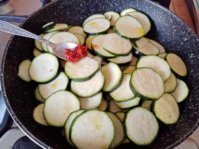 Preparazione delle 3 zucchine con peperoncino