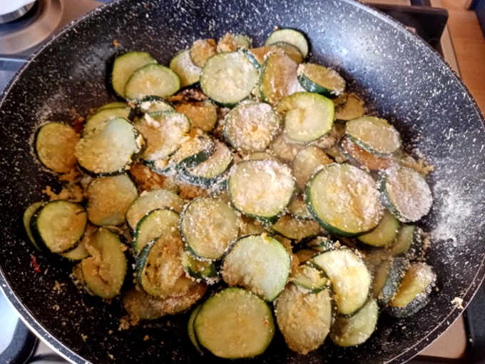 Preparazione della Frittata con 3 zucchine con pan grattato