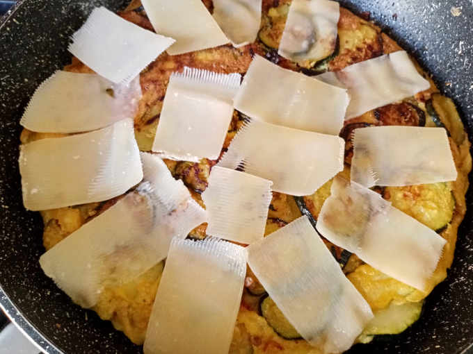 Preparazione della Frittata con 3 zucchine con formaggio