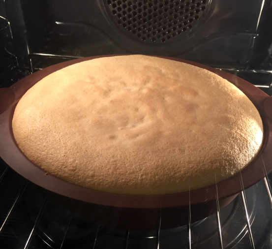 Preparazione del Pan di Spagna senza Lievito nel forno ventilato in stampo da 26 centimetri