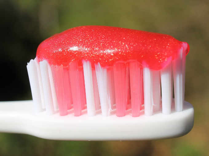Microplastiche come lucidante dei denti nei dentifrici
