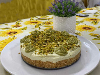 Cheesecake con crema di pistacchio senza gelatina e senza cottura