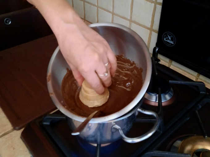 Immergere il gelato nel cioccolato