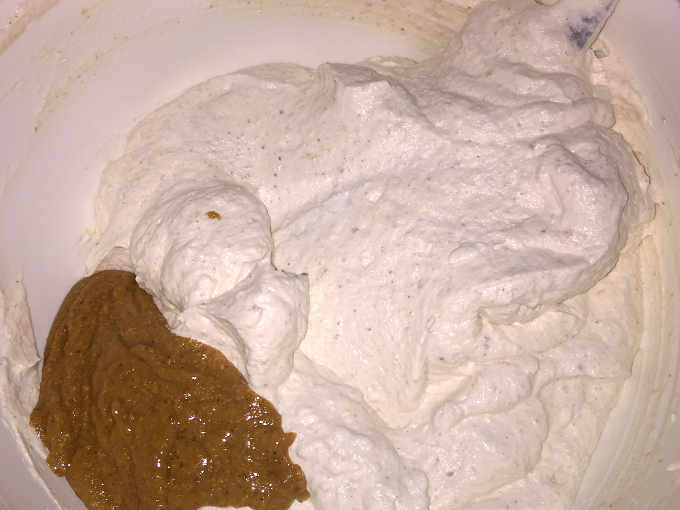 Assemblare il gelato tipico Andriese Trenocelle incorporare composto con nocciole frullate