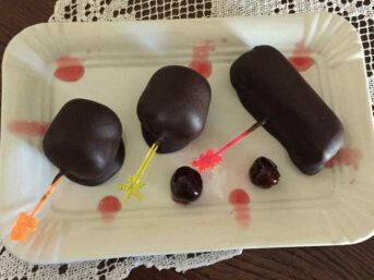 Gelato all'amarena ricoperto di cioccolato fondente senza glutine super goloso