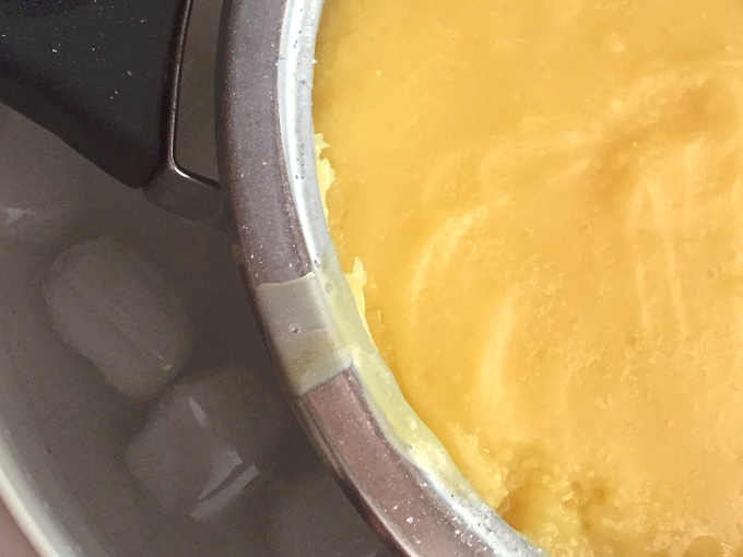 Crema pasticcera senza glutine a freddare in una ciotola con dentro del ghiaccio