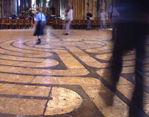 Percorrere il labirinto nella cattedrale